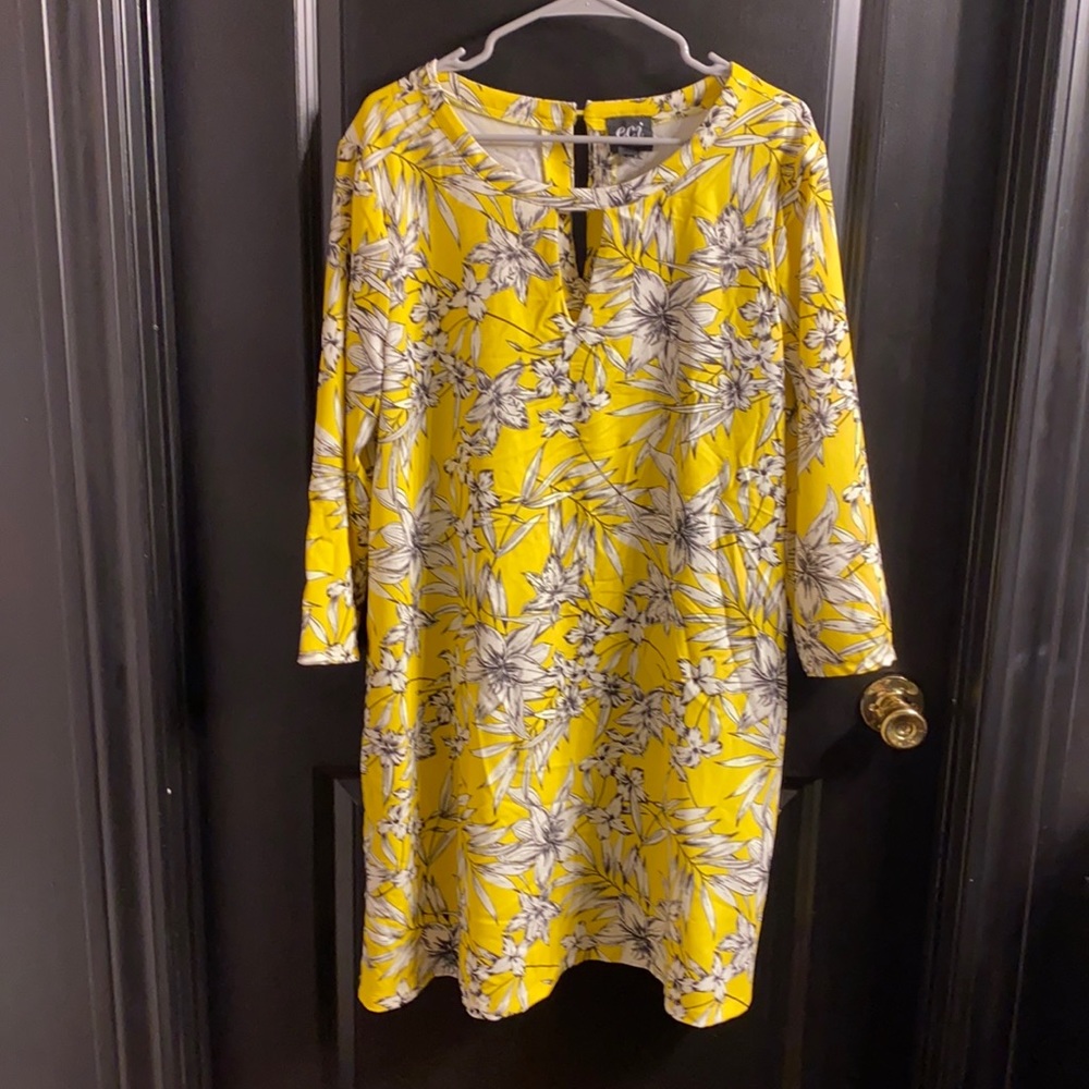 Knee length dress with 3/4 sleeves and pockets